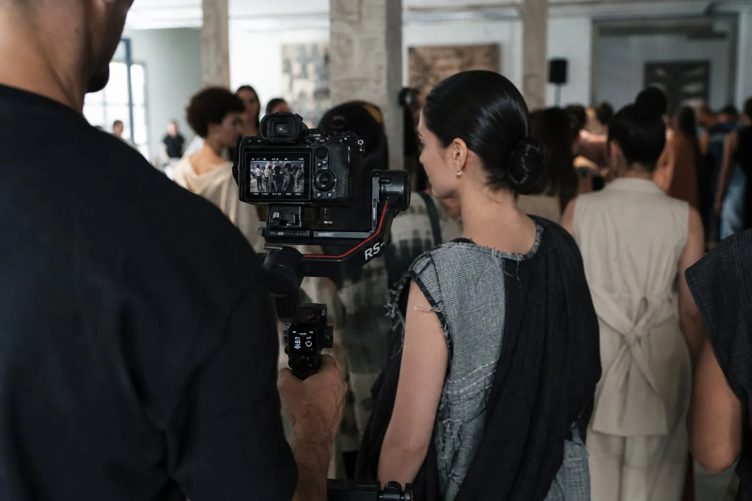 Filmagem em espaços culturais para moda sustentável