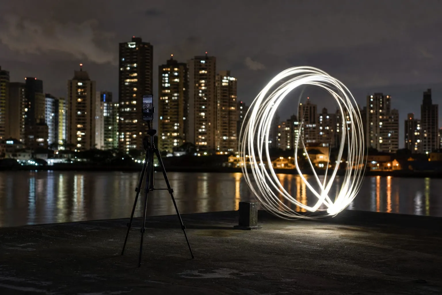 Como fotografar light painting celular sem borrão à noite